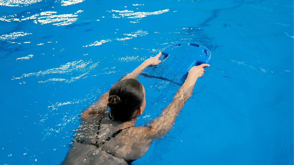 Frau schwimmt mit Schwimmhilfe im Pool, symbolisiert Schwimmkurs für Erwachsene in München