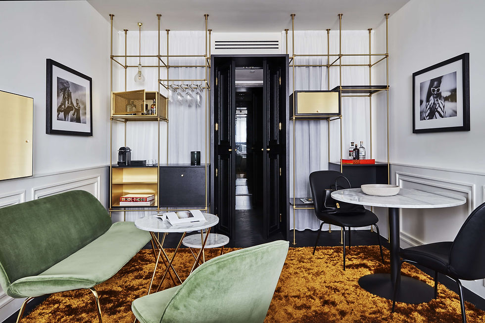 Hotelzimmer im vintage-Look, großer brauner Teppich, grüne Polstermöbel, alles gemütlich, repräsentiert Hotels mit Badewannen in München