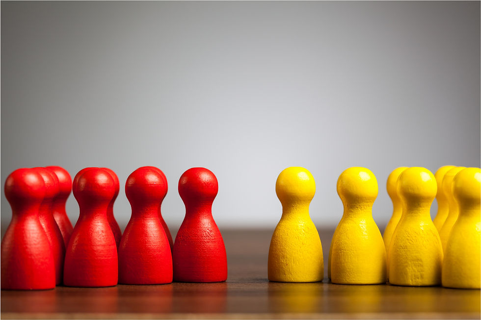 Spielfiguren in rot und gelb