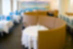 Elegantes Restaurant mit stilvoll gedeckten Tischen und gemütlichen Sitznischen. Ein exklusives kulinarisches Erlebnis in München. Smart Cityguide-Tipp: Perfekt für Feinschmecker, die gehobene Gastronomie und besondere Ambiente genießen möchten.