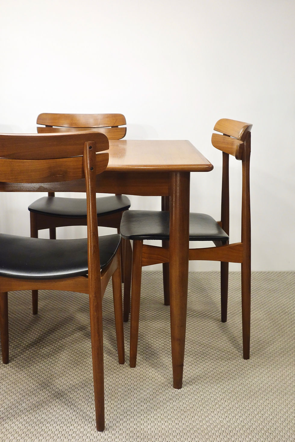 Miniature : Table à manger scandinave en teck avec sa rallonge papillon datant des années 1960's