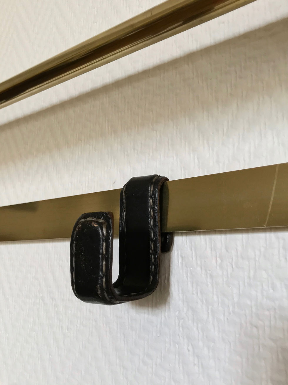 Porte manteau par Jacques Adnet en cuir, France 1950's