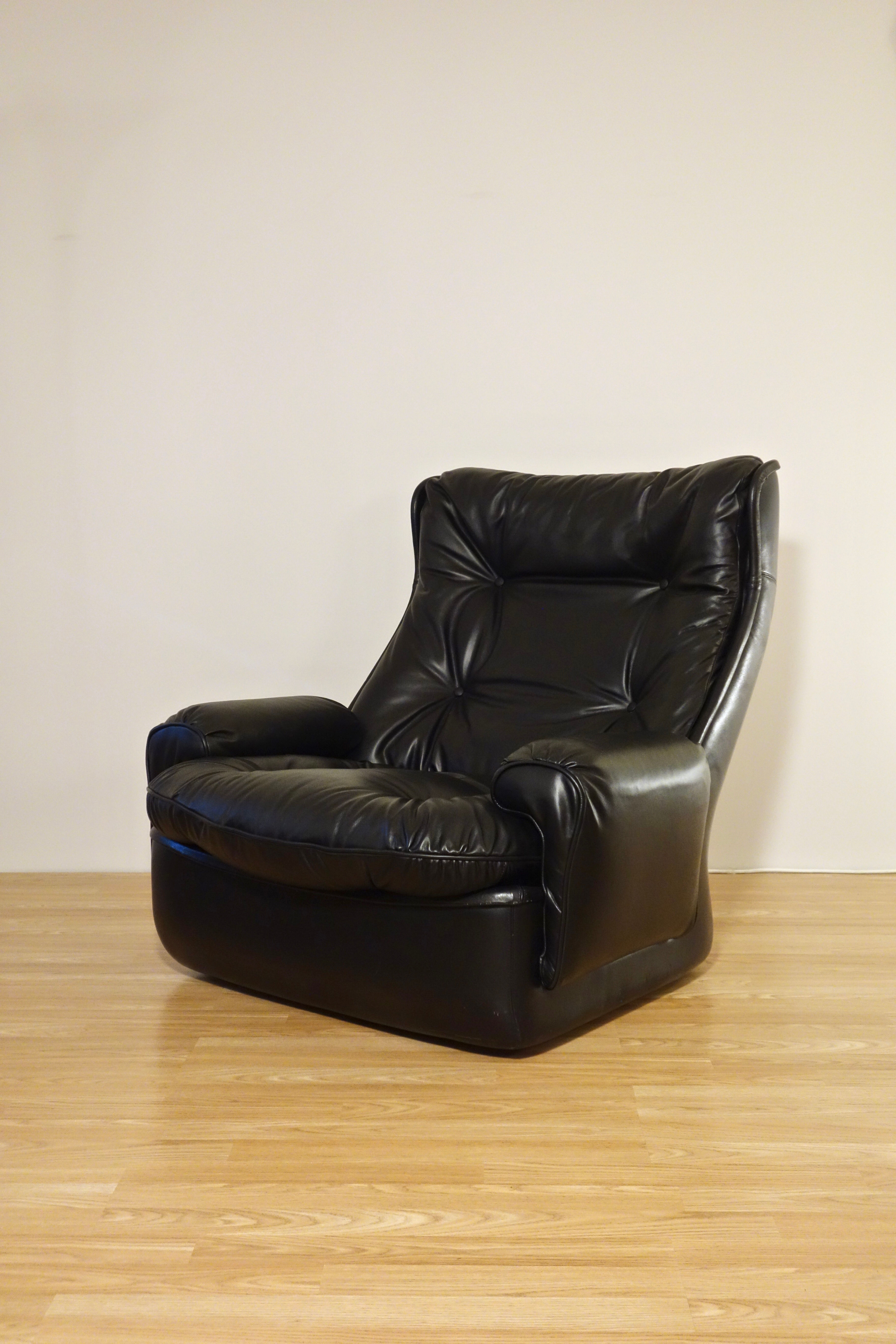 Fauteuil Orchidée en cuir noir de Michel Cadestin pour Airborne, France 1970s