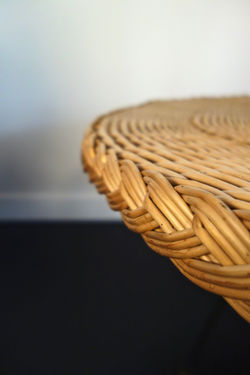 Grande table basse en rotin tressé et métal année 50