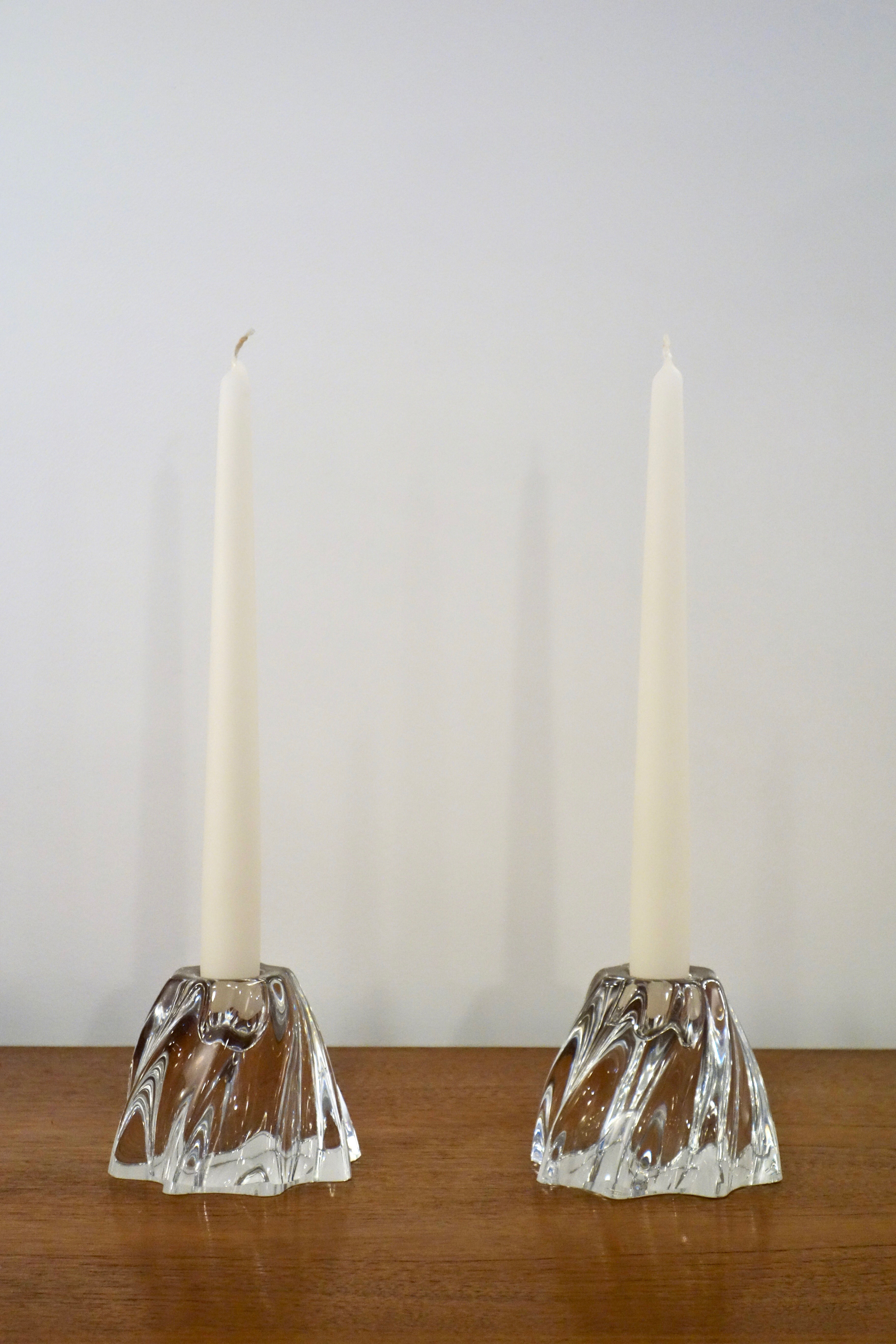 Paire de bougeoirs en cristal signé Baccarat