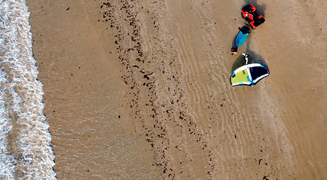 Session de wingfoil vue drone sur le spot d’Icaraí de Amontada, conditions idéales au Brésil