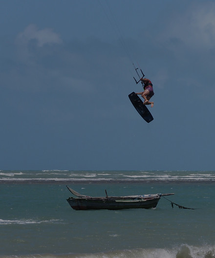 Figure de kitesurf board off à Icaraí de Amontada au Brésil