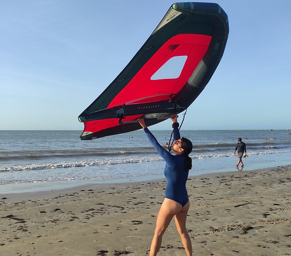Débuter le wingfoil avec le contrôle de la wing sur la plage à Icaraí de Amontada