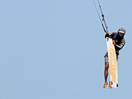 Figure de kitesurf board off en freestyle avec rider en saut