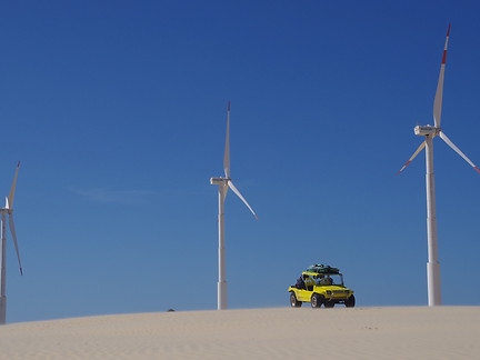 Buggy roulant sur les dunes de sable à Icaraizinho au Brésil