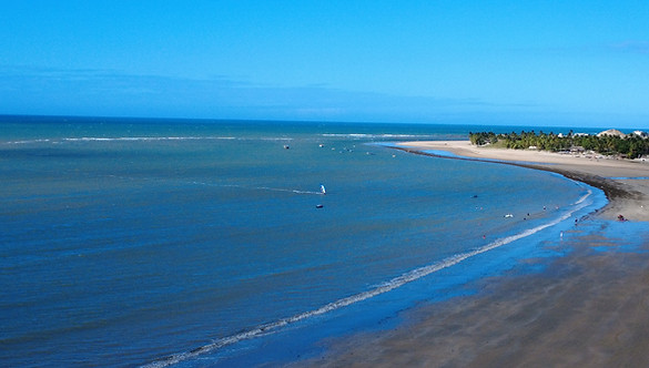 Kitesurf dans la baie d’Icaraizinho avec vent constant et océan ouvert