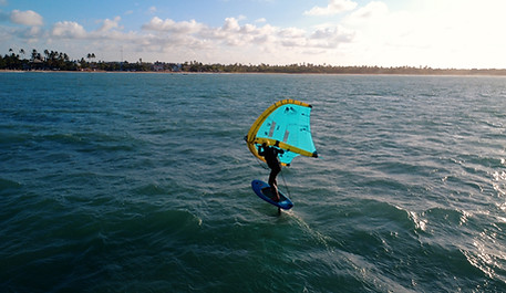Wingfoil dans la baie d’Icaraí de Amontada au Brésil