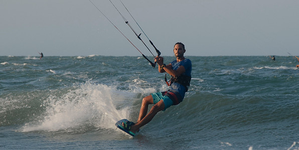 Premiers bords en kitesurf lors de la cinquième séance à Icaraí de Amontada au Brésil