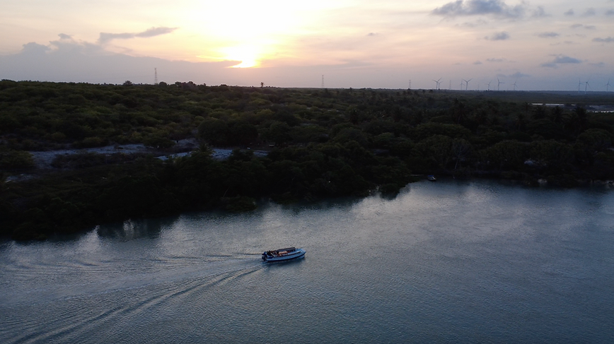 Bateau de tourisme en navigation à Icaraizinho au Brésil