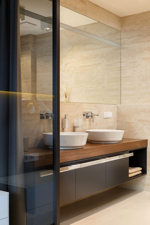 Experimentează un apartament cu un design interior deosebit, unde nuanțele de lemn și mobila la comanda se îmbină armonios pentru a crea un spațiu unic și inspirat, în Suceava, Sibiu și Brașov.