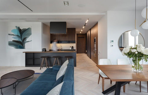 Experimentează un apartament contemporan cu un design interior distinctiv, unde nuanțele de lemn și mobila la comanda se împletesc armonios, în orașele Suceava, Sibiu și Brașov.