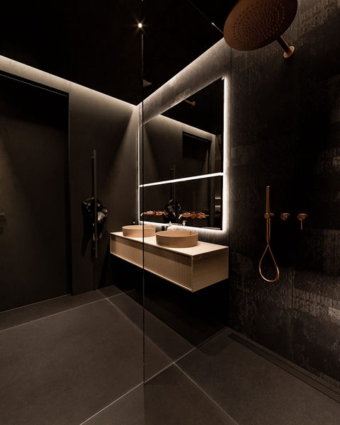 Un apartament contemporan și rafinat, cu un design minimalist și accente de lemn cald. Placările de riflaje adaugă o textură subtilă, iar insula de luat masa albă devine un centru de activitate în acest spațiu modern și funcțional. Ideal pentru locuințele din Suceava, Brasov și Sibiu.