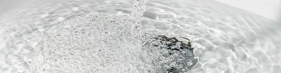 Leitungswasser fließt in ein Waschbecken