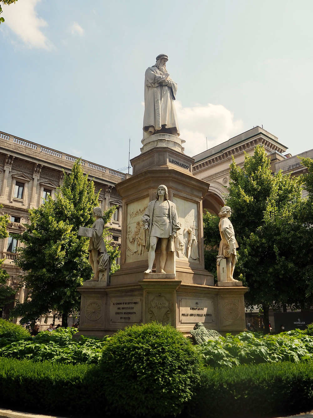 milan-piazza-della-scala