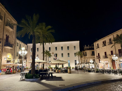 Sicily-Cefalu-piazza-duomo-night