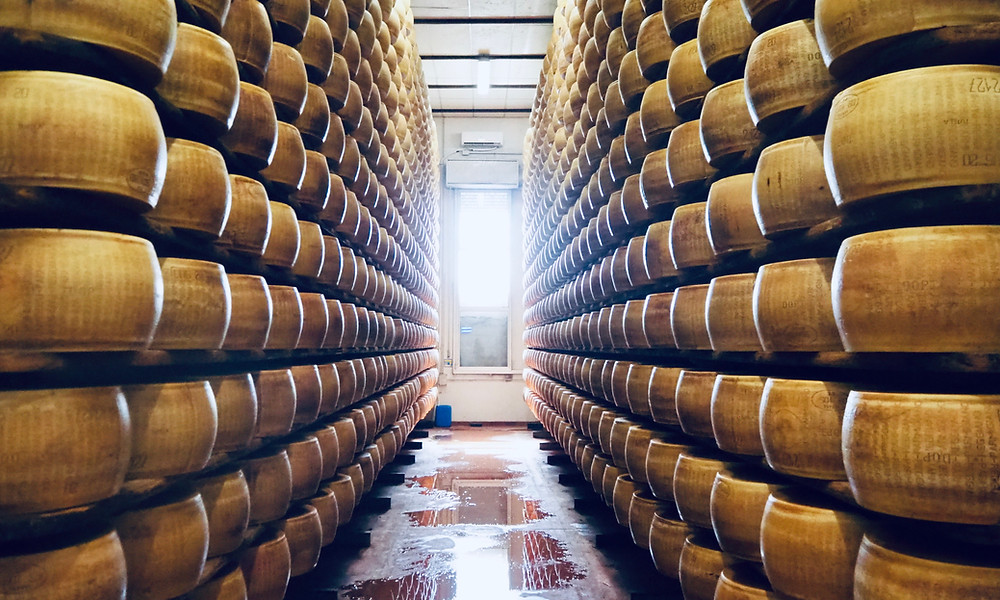 parma-food-tours-cheese-farm-11