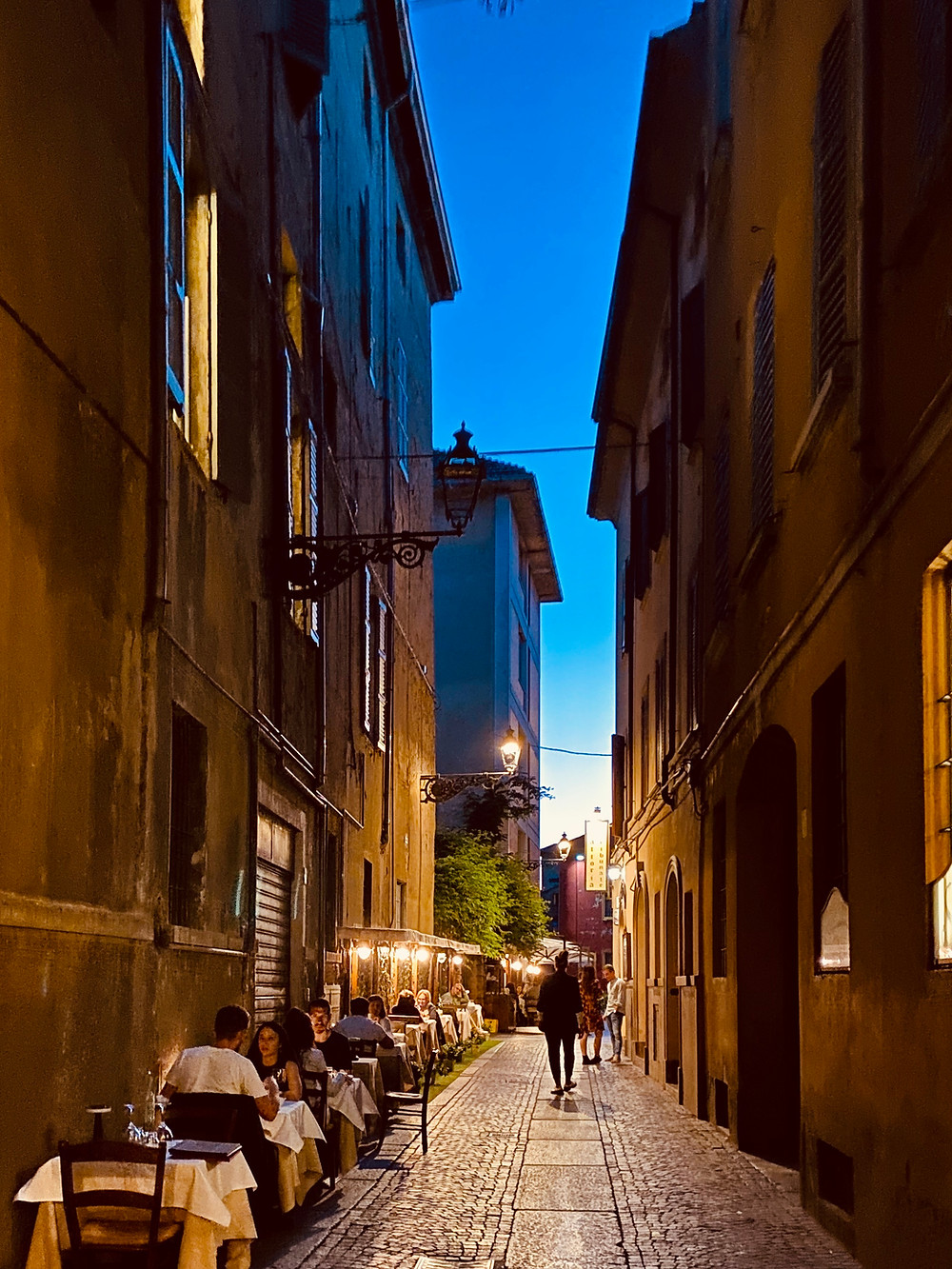parma-italy-city-center-night-2