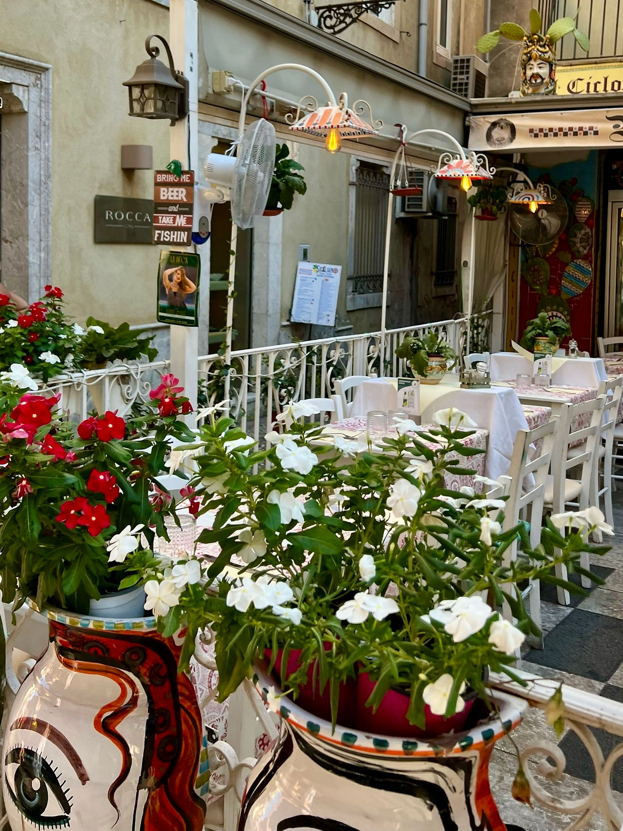 Sicily_taormina_city_center_where_to_eat_cute_cafes