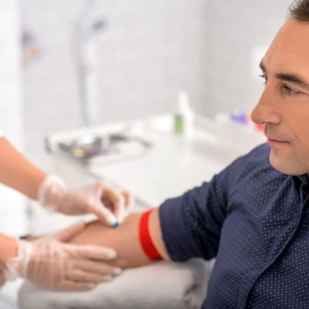 Homem coletando exames em Laboratório