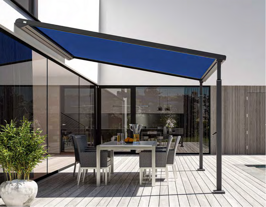 Pergola Zip med blå väv och stödben över en matplats på en träterrass.