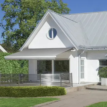 Produktbild av PS10 terrassmarkis på vit villa.