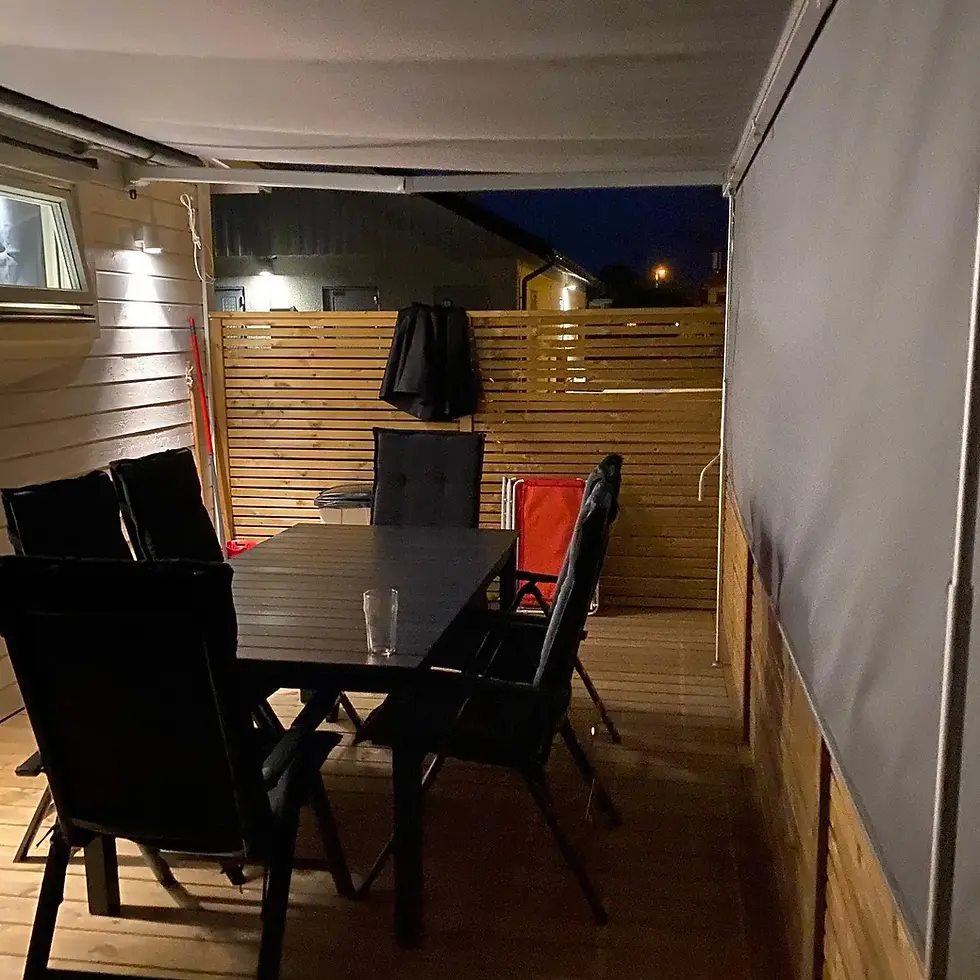 Terrassmarkis med frontscreen som skuggar en inglasad uteplats i Borås