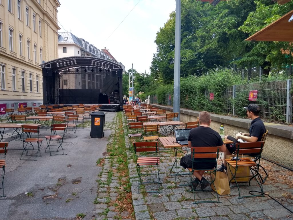 in den Spielpausen gibts Jause in der Sonne