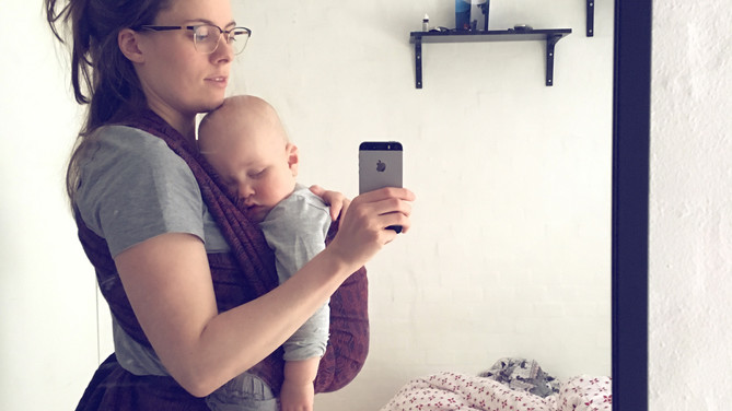 Barnaburður (e. babywearing)