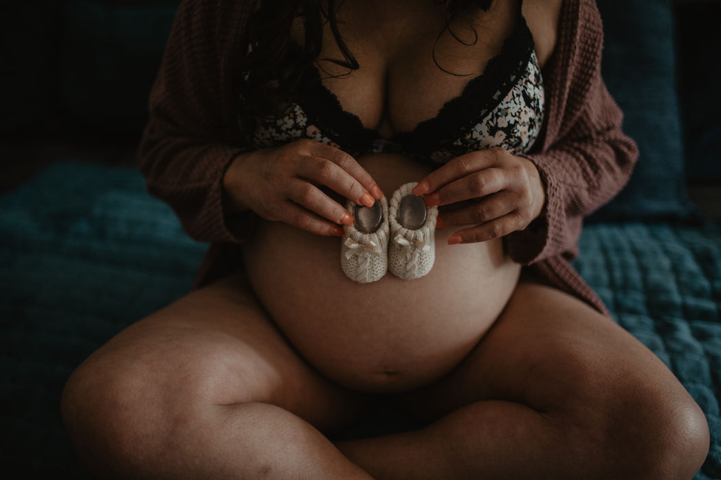 at home maternity Photography - photography by holly ferrand