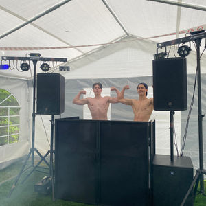 Speakers op statief en een complete lichtbar voor een evenement in Malle.