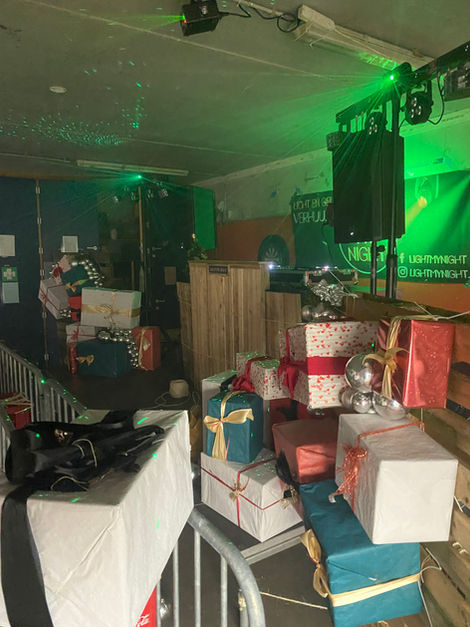 Feest in volle gang dankzij de gehuurde licht- en geluidsset van Lightmynight.