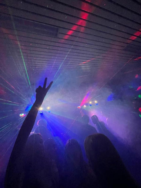 Compacte DJ-set met JBL-speakers en discolampen, te huur in Malle.