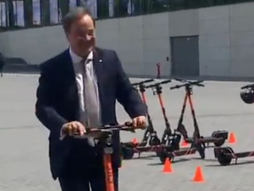 Laschet auf E-Scooter