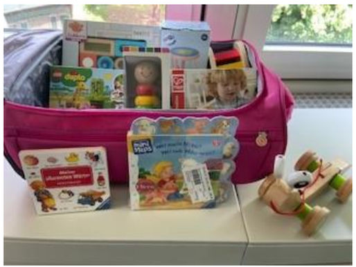 Endlich da: Erste-Hilfe-Koffer für gelangweilte Kinder im Landtag