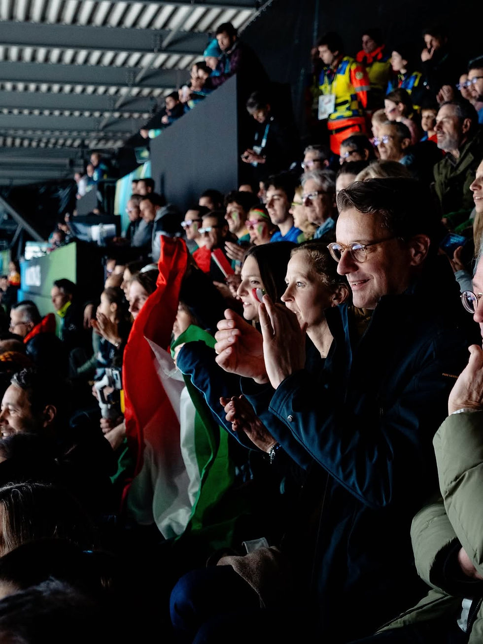 Ministerpräsident Hendrik Wüst (CDU) bei einem Eishockeyspiel bei den Olympischen Spielen