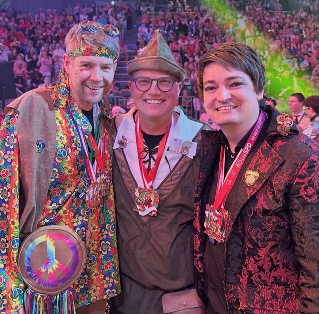 SPD-Spitzenkandidat Jochen Ott (MItte) als Robin Hood mit Parteifreunden.