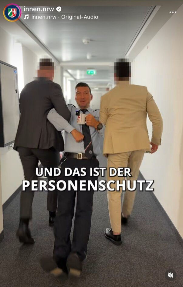 Die Personenschützer (links und rechts) schleppen ihren Kollegen ab