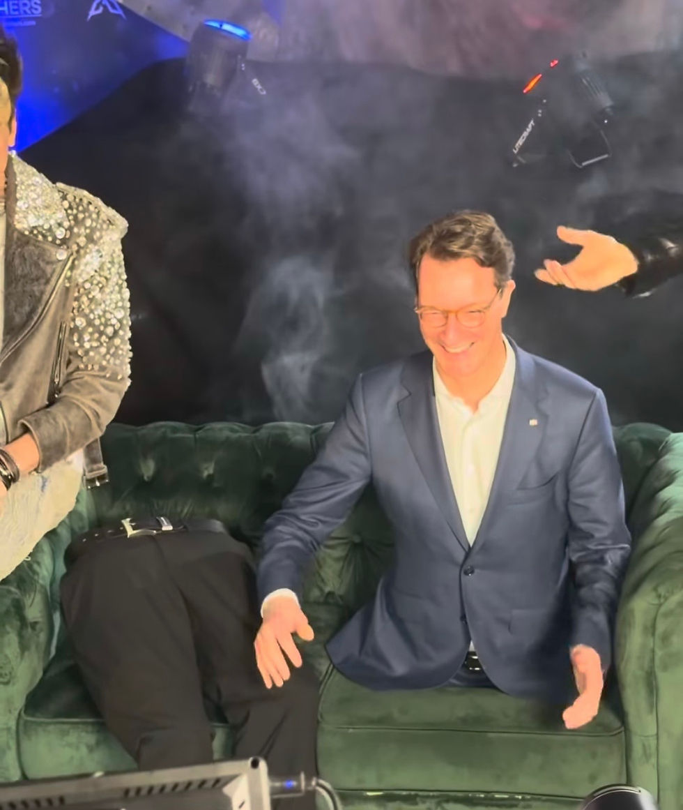 Wüsts eine Hälfte links, die andere rechts und die Ehrlich Brothers abgeschnitten