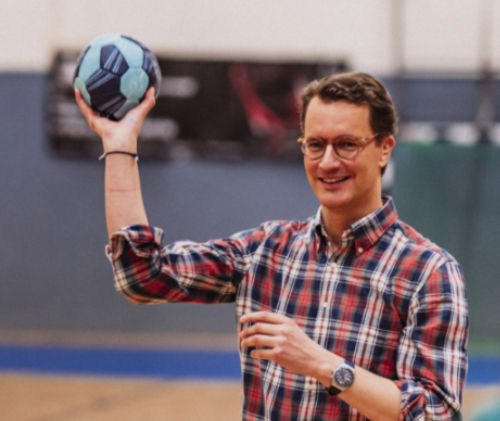Hendrik Wüst mit Handball