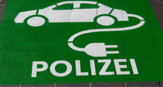 Polizei besorgt 300 E-Autos (aber bloß nicht von Tesla)