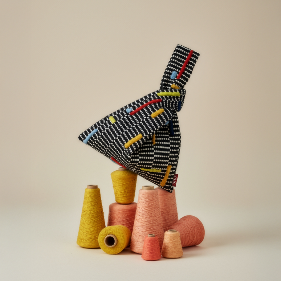 Düğümlü saplı el yapımı çanta, dekoratif sahnede ürün fotoğrafı