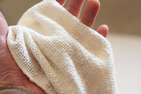 ガラ紡で紡がれたふんわりとした糸で編まれた布巾「びわこ」と「わたふ」