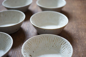 絶妙に控えめな装飾感と焼物としての味わい深さが感じられる普段使いのうつわ