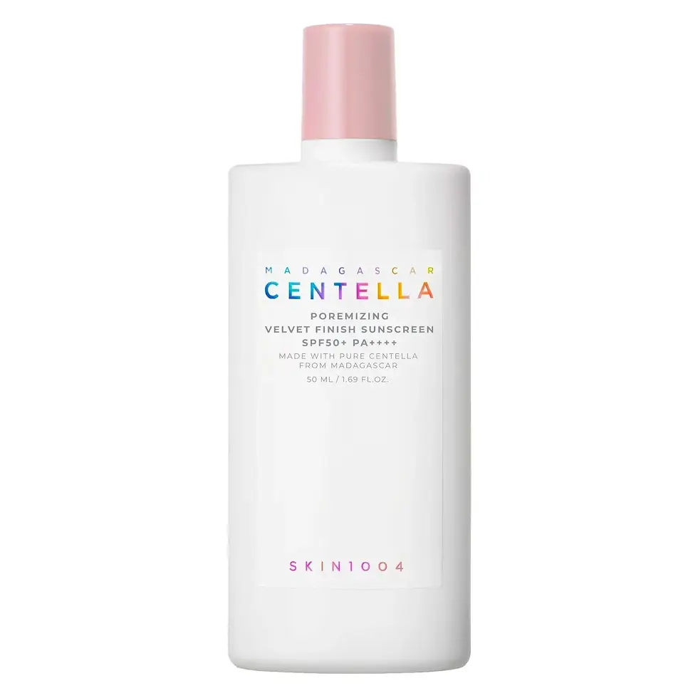 Protector solar Skin1004 Poremizing Velvet Finish, protector facial que difumina poros y deja la piel aterciopelada.