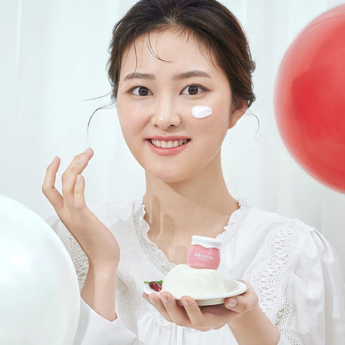 Miniatura: Aplicación de la crema hidratante Frudia Pomegranate para cuidado facial diario.